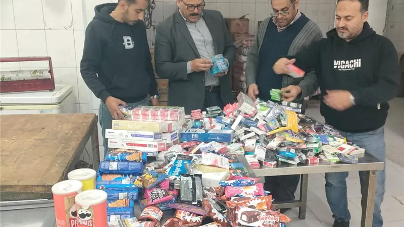 ضبط سلع غذائية منتهية الصلاحية وسجائر مجهولة المصدر بالإسكندرية