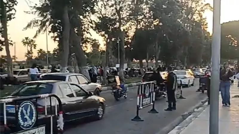 جهود مكثفة لإدارة المرور بالإسماعيلية خلال احتفالات شم النسيم | فيديو
