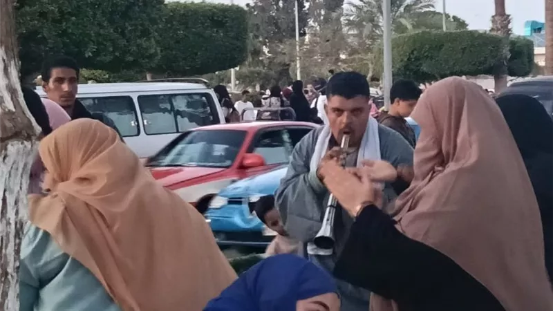 المزمار والطبل البلدي يزينان أجواء شم النسيم بحدائق الإسماعيلية |خاص