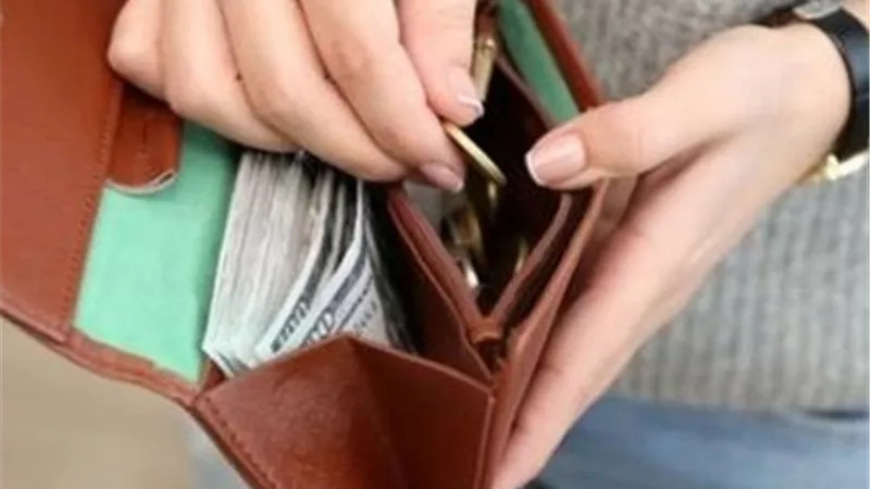 حكم المرأة التي تأخذ مال زوجها دون علمه.. عضو بـ