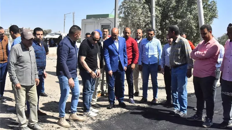 محافظ أسيوط يتفقد رصف محيط مزلقان المعلمين عند مطلع ومنزل الكوبري العلوي