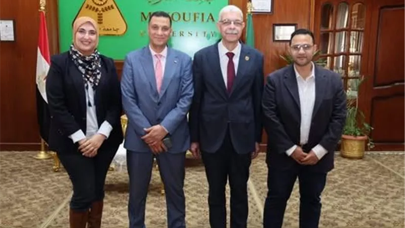 رئيس جامعة المنوفية يكرم الطلاب الوافدين المشاركين في ملتقى الحضارات 