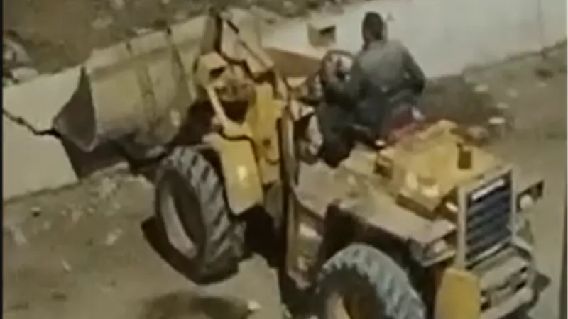 حول الطريق لجراج خاص.. الأمن يضبط المتهم بتحطيم حاجز خرساني بالشرقية