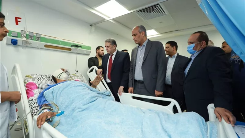 محافظ كفر الشيخ يزور مصابى حادث الطريق الدولى الساحلى بمستشفى برج البرلس