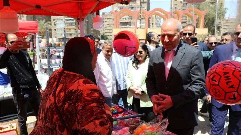 محافظ القاهرة يشارك المواطنين أعياد شم النسيم بالحديقة الدولية 