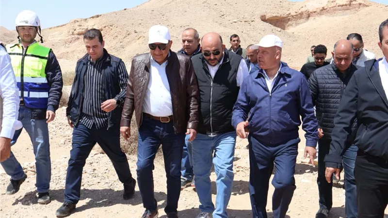 وزيرا النقل والكهرباء يتفقدان الجلالة لمشروعات الطاقة الشمسية والرياح