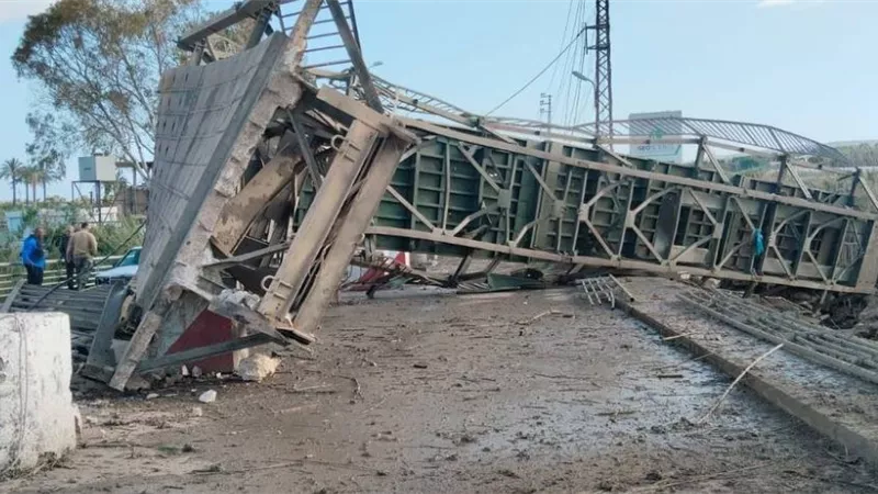 بعد تدميره.. إسرائيل تقصف محيط جسر القاسمية لعزل مدينة صور اللبنانية