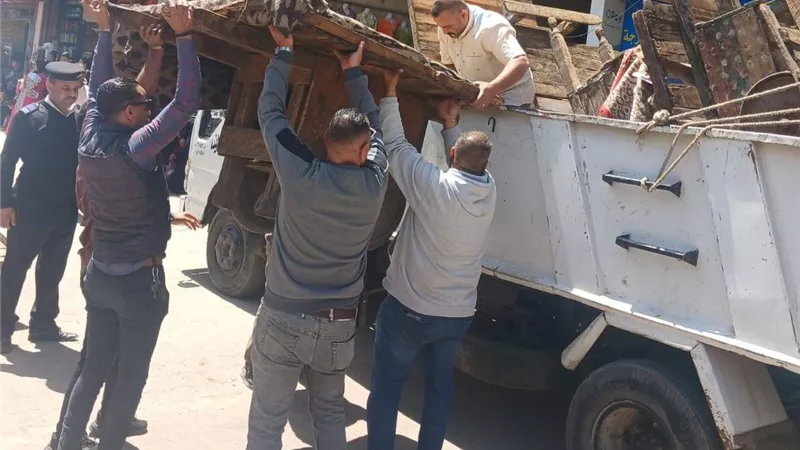  الجيزة تزيل إشغالات وتعديات المحال والباعة بشارع مجمع المدارس بالعمرانية 