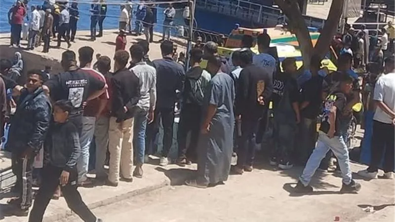 فاجعة المعدية.. النيابة الإدارية تعاين موقع سقوط سيارة في نيل سوهاج
