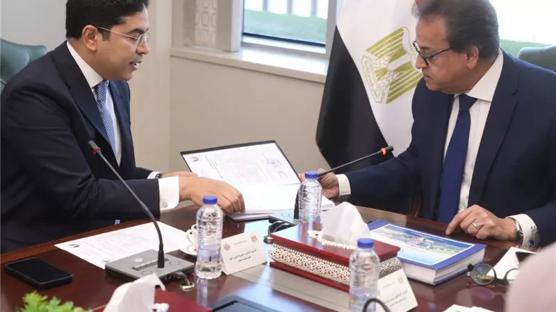 وزير الصحة يناقش تطوير مستشفى الكبد المصري