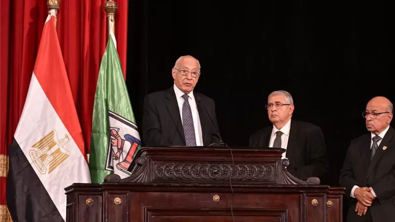 رئيس جامعة القاهرة يمنح درع التكريم لأسرة الراحل مفيد شهاب في حفل تأبينه
