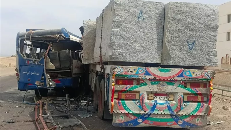 إصابة 30 طالبًا ومعلمًا في تصادم أتوبيس مع سيارة نقل بطريق القصير–سفاجا