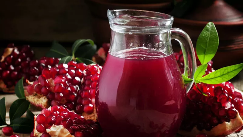 ماذا يحدث لجسمك عند تناول عصير الرمان؟