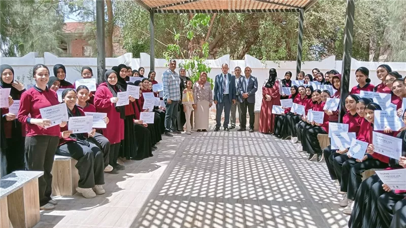 مدير تعليم أسيوط يسلم شهادات «التوفاس» لطالبات مدرسة المنشأة الكبرى