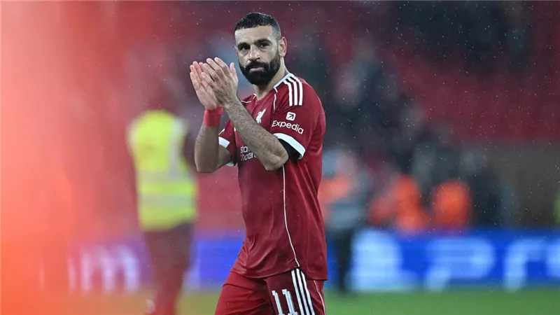 كاراجر ينتقد قرار سلوت بشأن محمد صلاح أمام باريس سان جيرمان