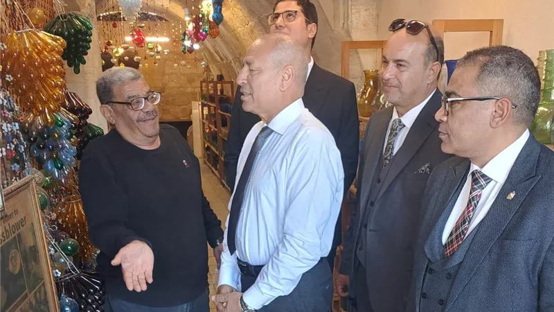 محافظ القاهرة يزور “شيخ القزازين” ويبحث إنشاء مدرسة متخصصة 