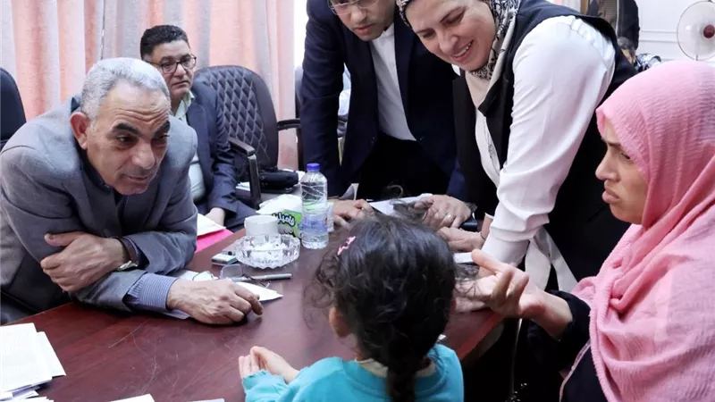 محافظ الإسماعيلية يستقبل 320 مواطنًا لبحث الشكاوى وتحسين الخدمات