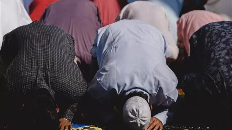 دار الإفتاء تحذر من هذا الفعل أثناء الصلاة.. تعرف عليه 