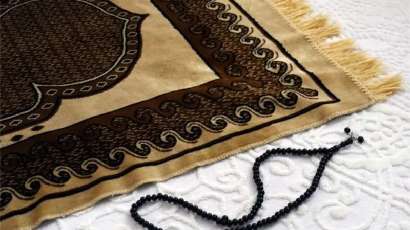هل الضحك في الصلاة يبطلها؟.. مجمع البحوث الإسلامية يحذر 