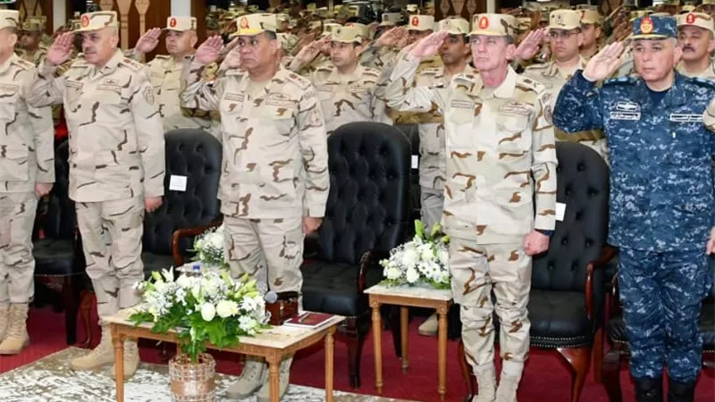 وزير الدفاع والإنتاج الحربي يلتقى عدداً من طلبة ودارسي الأكاديمية العسكرية