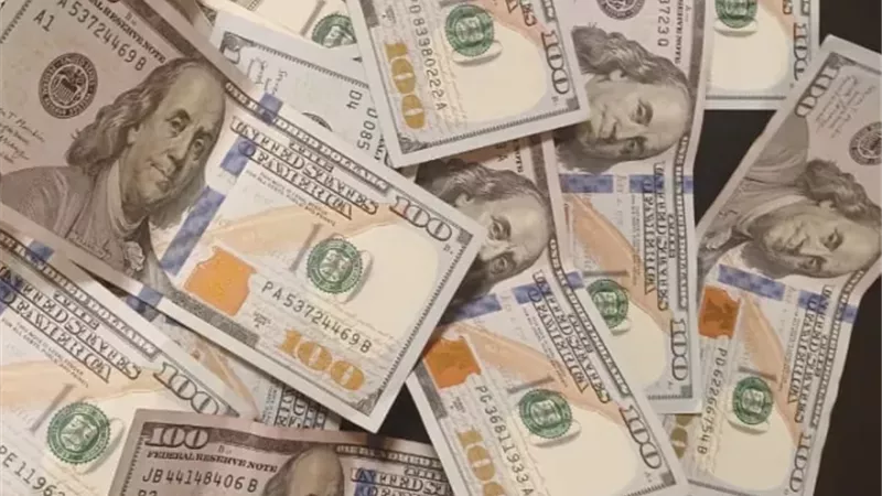تراجع طفيف للدولار أمام الجنيه في بداية تعاملات الأربعاء