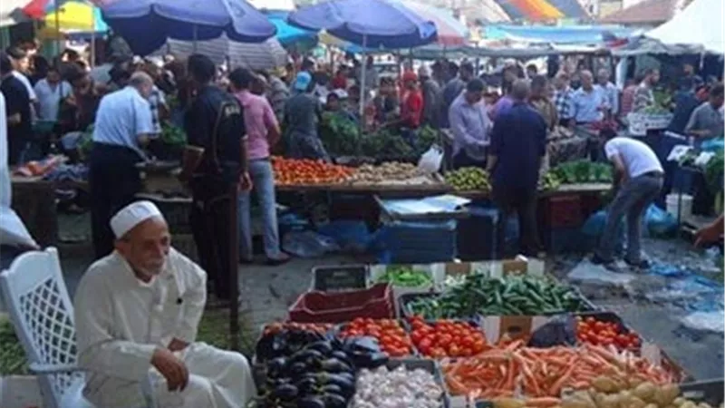 المنيا.. استقرار الأسعار وتوافر المعروض ينعشان حركة البيع بسوق الجمعة
