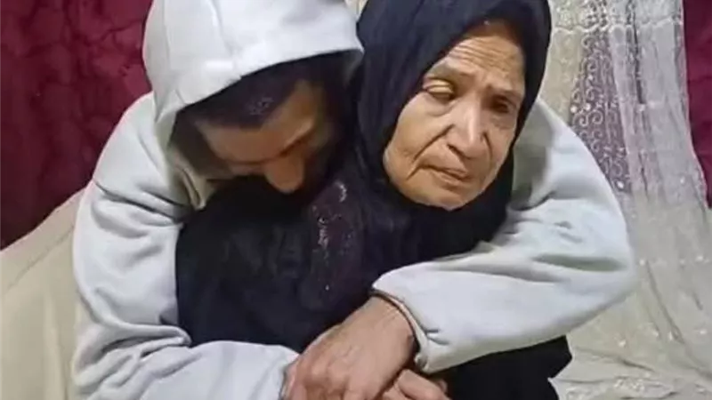 شالت ابنها 45 سنة .. حكاية وفاء من نوع خاص لأم شاب من ذوي الهمم ببورسعيد
