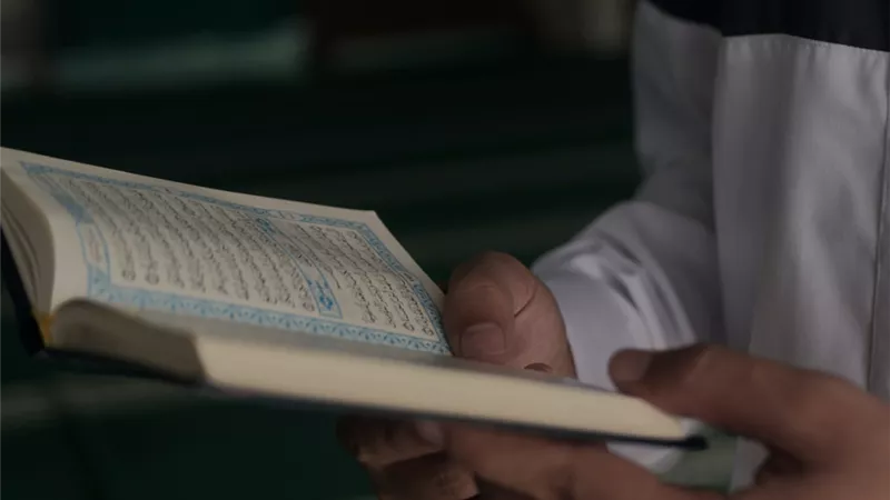 هل يصل ثواب قراءة القرآن للميت عند القبر؟ دار الإفتاء تجيب