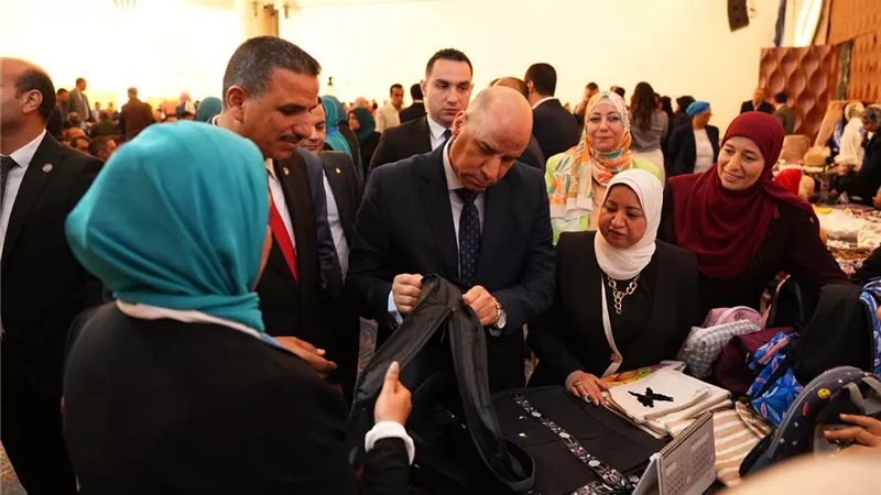 وزير العمل يشهد بالإسكندرية تسليم عقود عمل ويشيد بمنتجات مراكز التدريب 