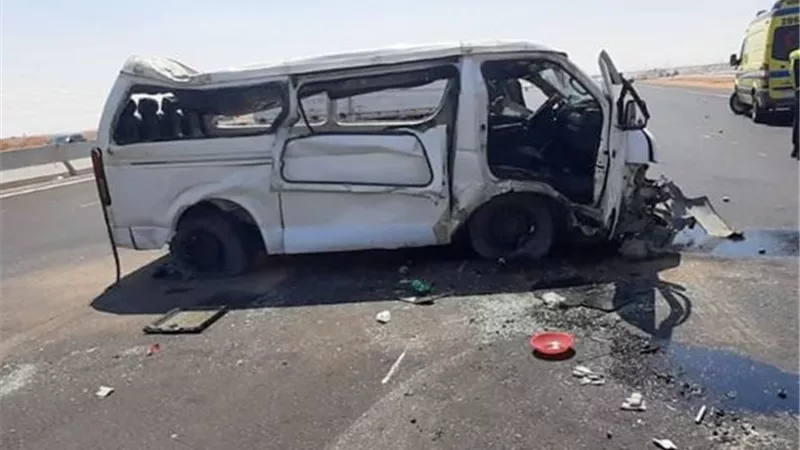بالأسماء.. إصابة 17 شخصًا من عائلة واحدة في انقلاب ميكروباص بسمالوط