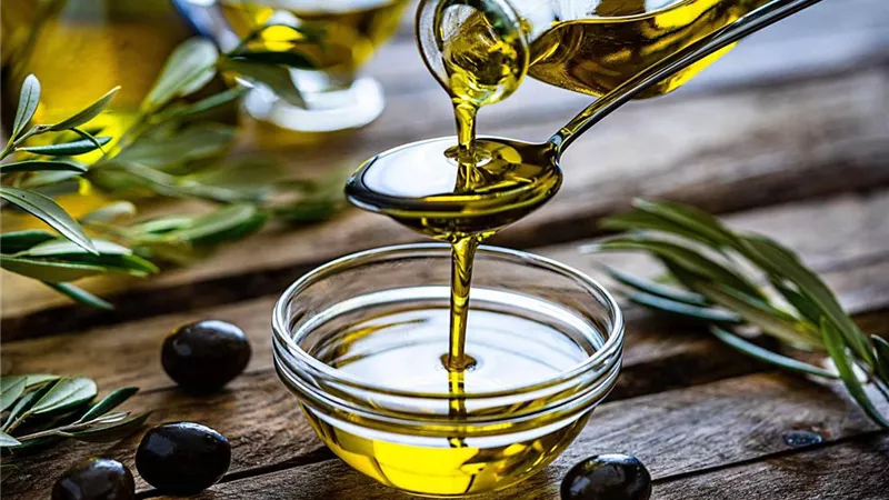 فوائد تناول زيت الزيتون في الصباح 