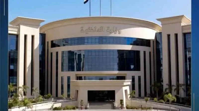 «تحرك إنساني».. الداخلية تنقذ سيدة غير قادرة على الحركة وتنقلها للمستشفى