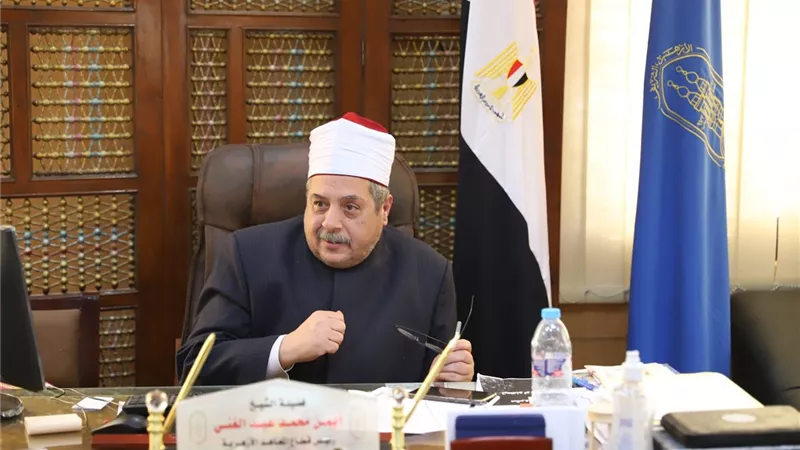 مفتي الجمهورية يهنئ الشيخ أيمن عبدالغني لتكليفه بتسيير أعمال وكيل الأزهر