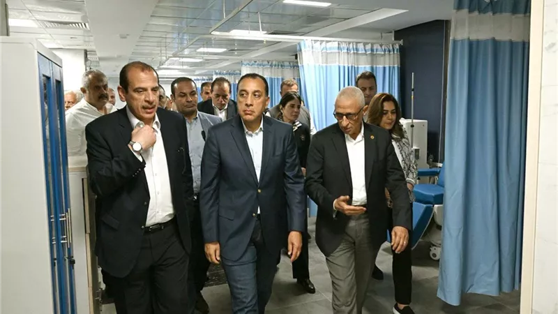رئيس الوزراء يتفقد مبني الغسيل الكلوي الجديد بمستشفى العريش العام