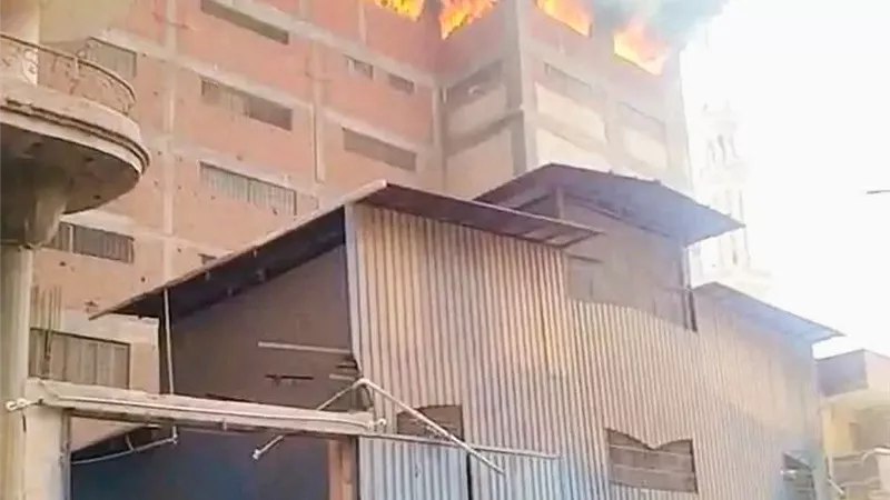 حريق يلتهم مصنع غزل ونسيج بالمحلة.. و6 سيارات إطفاء تحاول السيطرة عليه