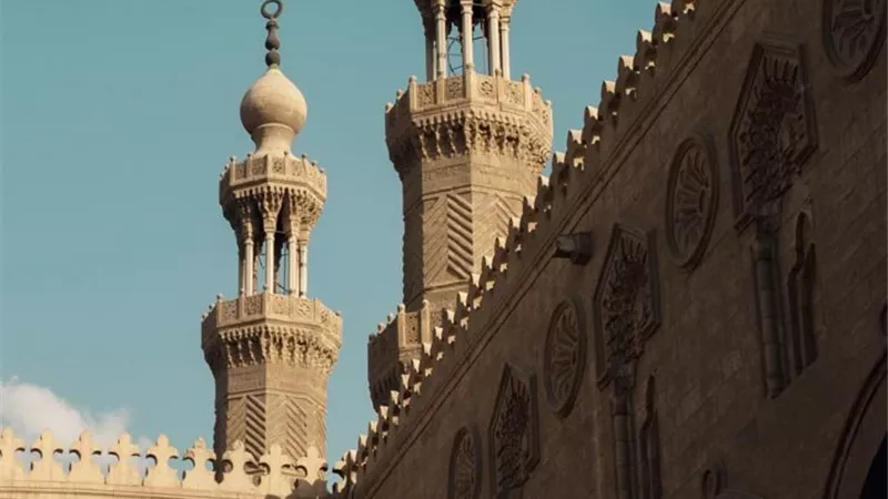 ما حكم الكلام أثناء سماع الأذان؟.. دار الإفتاء تجيب 