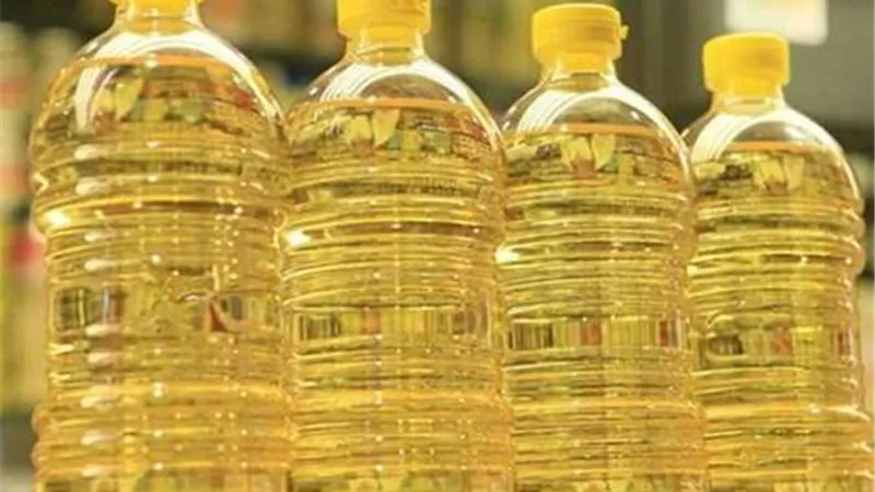 تراجع الدولار يمهد الطريق لخفض أسعار السلع الغذائية والزيت في الصدارة |خاص