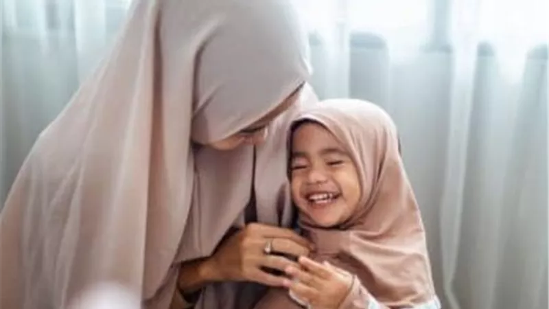 كيف تتحدث الأم مع ابنتها حول الأمور الخاصة بالنساء؟.. الأزهر للفتوى يجيب