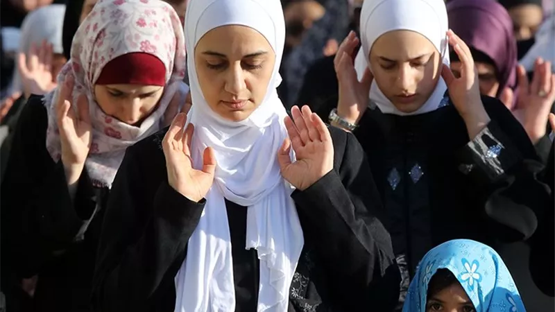 ما حكم انفراد النساء بالصلاة على الجنازة في جماعة ؟