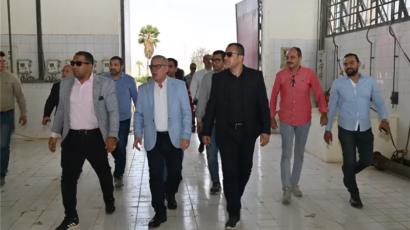 نائب رئيس هيئة المجتمعات العمرانية يتابع مشروعات المرافق بالعاشر من رمضان
