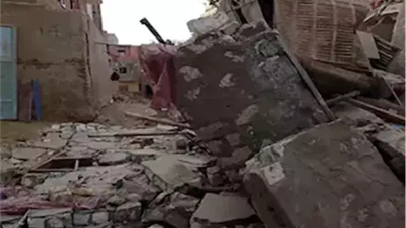 انهيار عقار مهجور في أبو النمرس