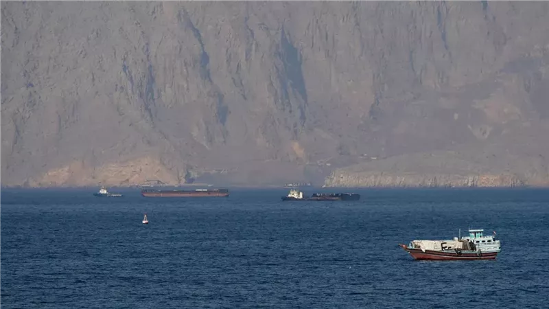 لندن تدخل على خط أزمة هرمز.. ودعوة مثيرة لإلغاء الرسوم وفتح المضيق
