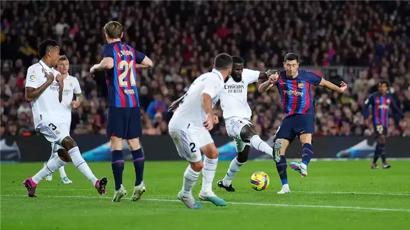 «لاليجا» تعلن موعد الكلاسيكو المنتظر بين برشلونة وريال مدريد