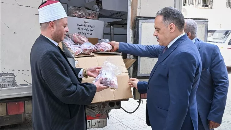 تسليم 2 طن لحوم من صكوك الاضاحي لتوزيعها على الأسر المستحقة بالشرقية|صور