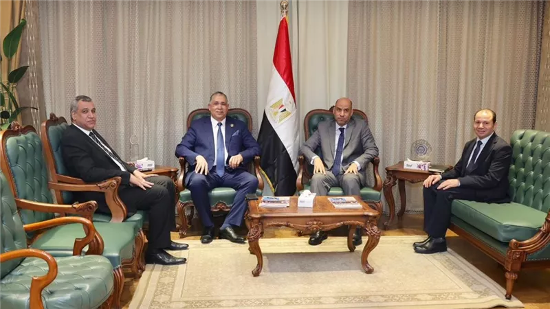 نقيب المحامين ووزير العمل يبحثان دعم المهنة وتذليل التحديات