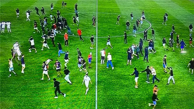 «كاف» يفتح تحقيقًا في أحداث شغب مباراة أولمبيك آسفي واتحاد العاصمة