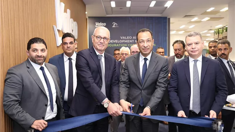 وزير الاتصالات يفتتح مركزًا جديدًا للذكاء الاصطناعي في قطاع السيارات