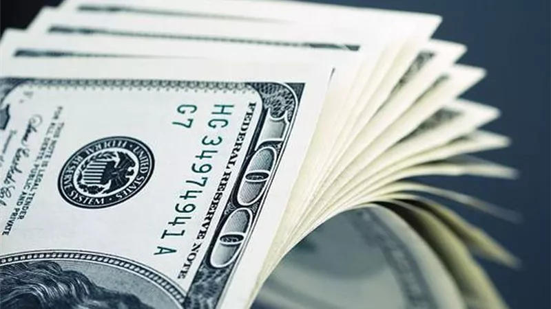 الدولار يتراجع وسط ترقب المفاوضات الأمريكية الإيرانية وقرارات الفيدرالي