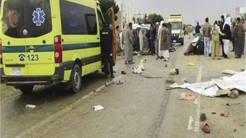 بالأسماء.. مصرع 3 طلاب في انقلاب سيارة ملاكي على صحراوي قنا
