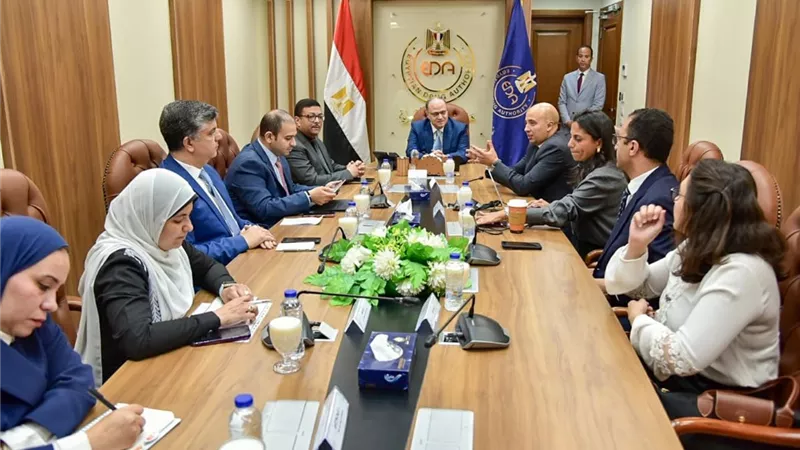 رئيس هيئة الدواء يبحث مع شركة لوريال تعزيز الاستثمار في مستحضرات التجميل